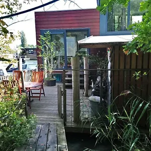  Bed & Breakfast Houseboat Vliegenbos Nederland